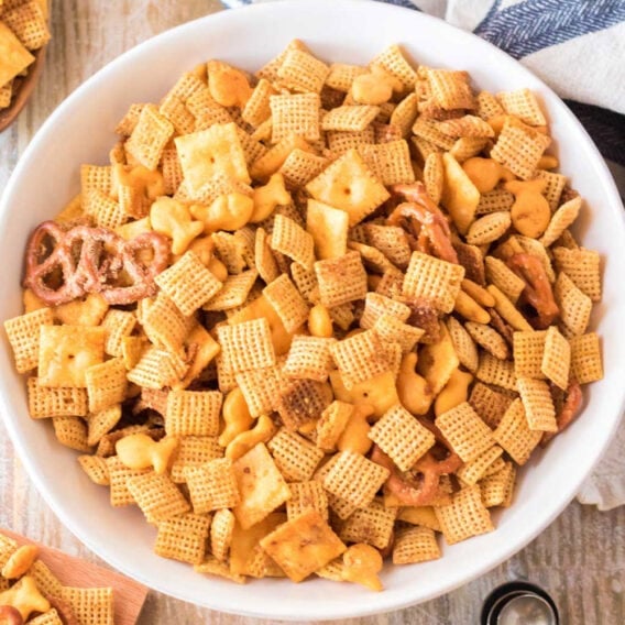 Easy to Make Cheesy Chex Mix - Easy Appetizers