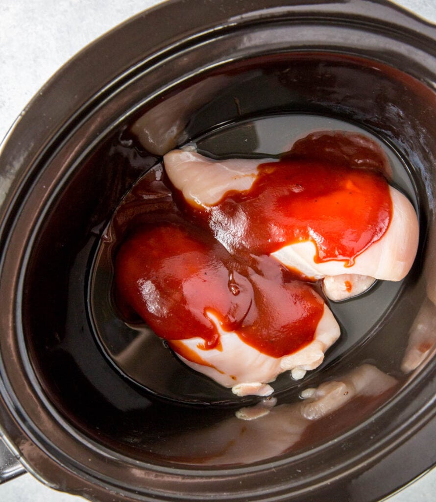 chicken breasts and bbq sauce in slow cooker po